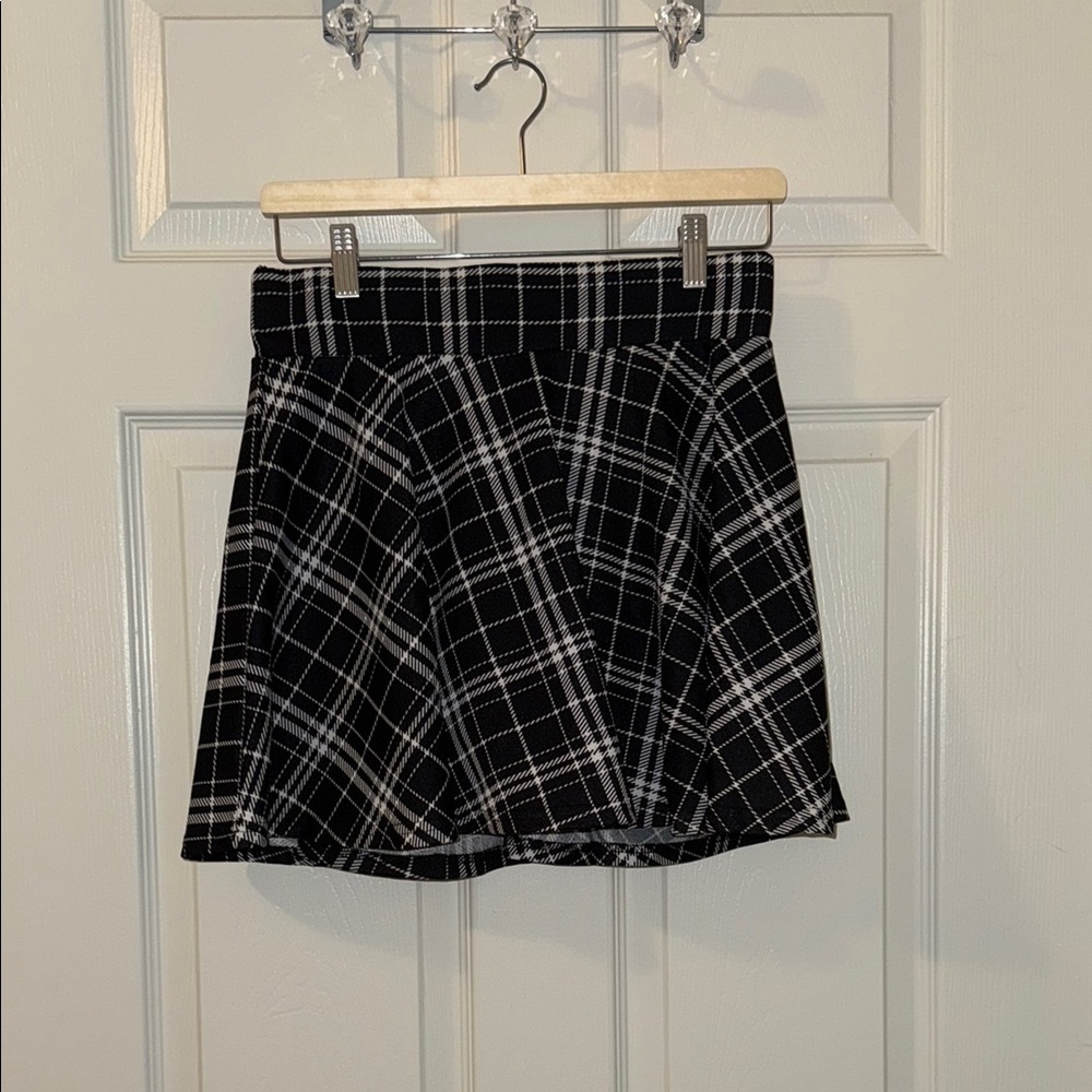 djt black and white plaid skort size medium